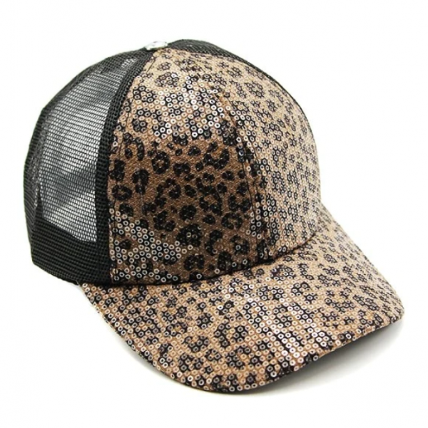 Topi dengan aksen leopard print yang edgy